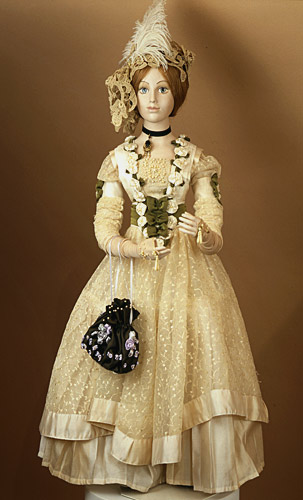 Фарфоровая кукла в костюме эпохи романтизма