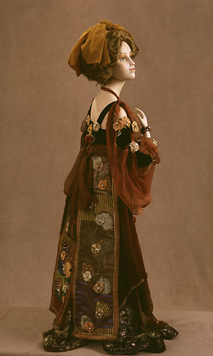 Фарфоровая кукла в костюме эпохи модерна