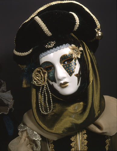 Фарфоровая кукла «Венецианские маски» (фрагмент)