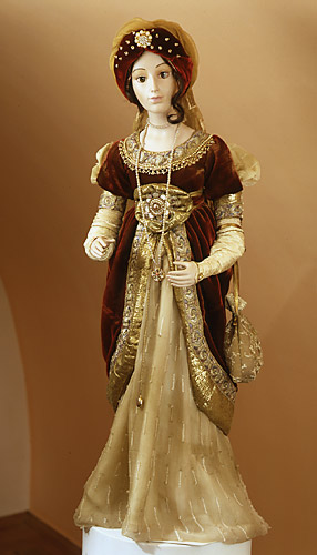 Фарфоровая кукла в восточном костюме